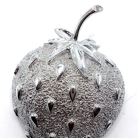 Sarah Coventry Women's Pin Brooch Textured Metal Silver-Tone Strawberry Design - Picture 2 of 8
